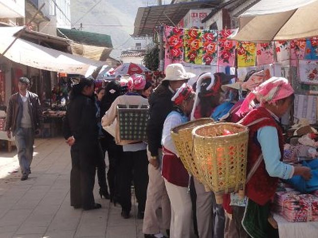　では、ペー族の町、大理はどうでしょうか。大理は、耳海という大きな湖のほとりにある古風な城下町。この近辺には、古城(三月街)、沙坪、挖色と３つの著名な定期市があります。それぞれ行ってみましたが、赤と白を基調にした民族服を着ている人(写真中央)は、挖色に数人いただけ。いるところにはいるんでしょうが、気軽に会えなければ意味がありません。これらのマーケットは、定期市としては及第点でも、少数民族巡りという点では赤点です。