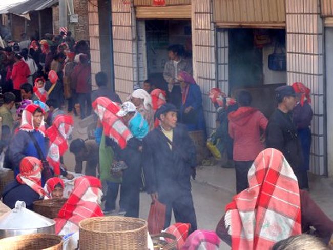 　モンハイからさらに瑞麗方向に進んだところに、孟連という町があり、ここでも大規模定期市が開かれます。ぜひ行ってみたかったのですが、タイミングが合わず断念しました。マーケットが開かれるのは通常5-7日に一回だけ。この辺りが定期市めぐりの難しいところです。<br /><br />　ガイドブックに載っている定期市でさえ期待はずれの連続。そうなると、より辺鄙な村をピンポイントで攻めるか、気の利いたツアーにでも参加するしか手がありません。と、考えていたところに妙案が浮かびました。民族衣装が急速に廃れていったのは、中国の発展に関係しているかもしれません。もしそうだとすれば、より貧しいお隣のラオスでは、まだ昔の伝統が残っている可能性があります。幸い、ラオスは景洪のすぐ南。一発逆転を求めて、ラオスに向かうことにしました。ちょっとルール破りですが..。<br /><br />写真: 西定の定期市。雰囲気は悪くありません。