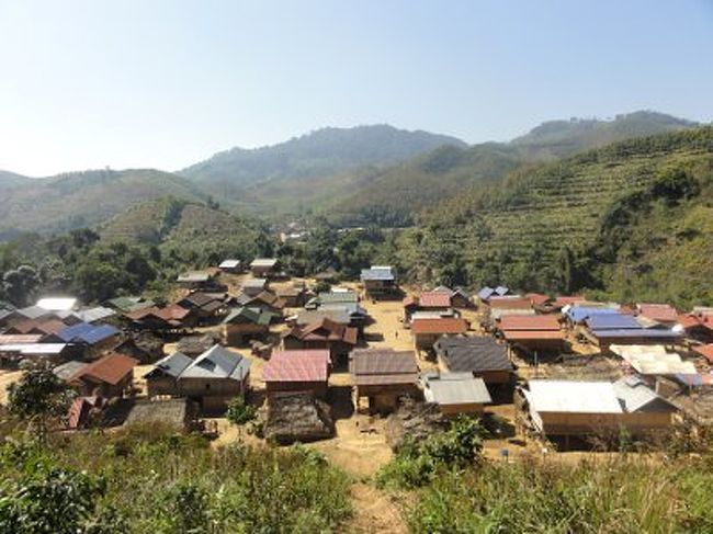 [ルアンナムター - ツーリング]<br /><br />　市場はちょっと消化不良でした。もっと本格的に少数民族めぐりをしようとすると、近郊の村々を回ることになります。移動方法は、ツアーならワゴンやトレッキング、個人なら自転車かバイクが可能です。道路の通じた村が多いので、アカ族、各種タイ族、ヤオ族、モン族、カム族、ロロ族、ランテン族の集落などを気軽に訪問することができます。<br /><br />写真: アカ族の村。他の集落に比べると特徴あり。<br />