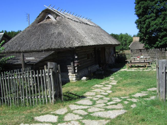 寄らずに走り続けたアルティヤ村の家屋<br /><br />ランチには寄らなかったけれど、走りながらいいなと思う景色や対象はもちろん写真に収めます。<br />アルティヤ村では、ランチを待ってテーブルに着いているツアー仲間の姿を見かけました。よし、追いついたぞ！<br />───すぐに追い越されると思うけれど。<br />