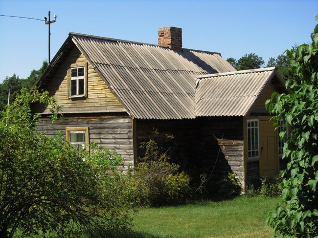 玄関が飛び出ている構造の家屋が多い