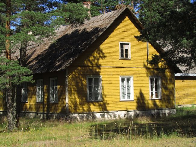 このあたりではパステルカラーの家が続く