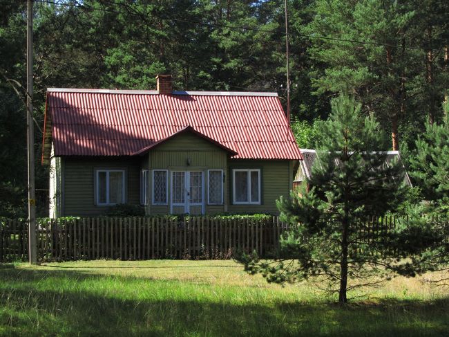 赤い屋根と緑の壁の家