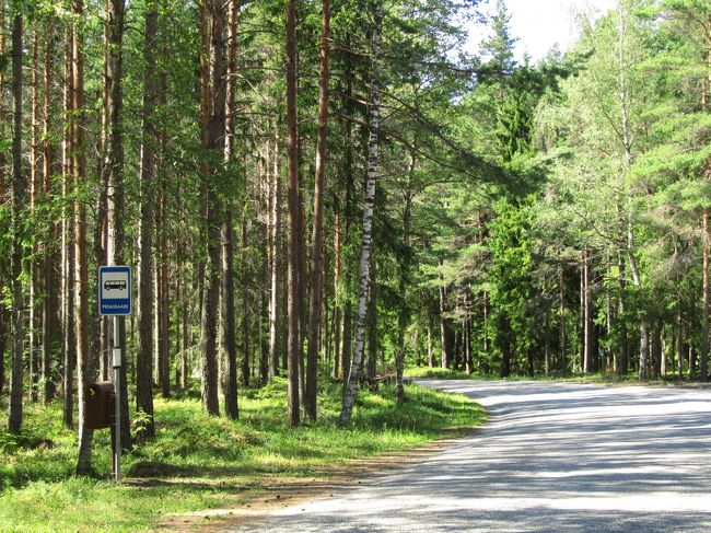 寂しいバス停<br /><br />こんなところでバスを待つなんてことは、せわしない都会の人間にはとても耐えられないに違いありません@<br />