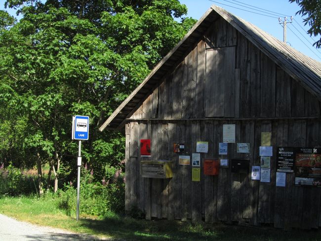 ラーエ村のバス停と、張り紙ぺたぺたの家