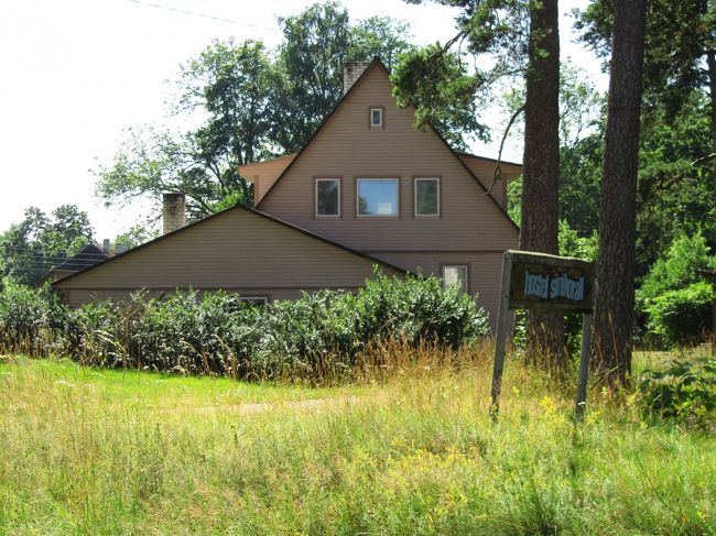 ３カ所目の迷いかけた三叉路のそばの家<br /><br />カフェのようでしたが、営業しているようには見えませんでした。<br />