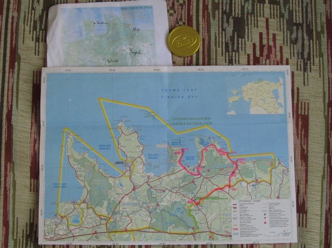 CityBike社でもらった頼りなさげな地図（上）と、観光案内所でもらった無料版の地図（下）<br /><br />上の地図のそばにある金貨は、走行祝い！？のチョコです。<br />上の地図は、パルムセ、サガディ、アルティヤ、カスムが手書きで書かれているだけです。<br />こう見ると確かに簡単なルートで、後から思い返せば確かにルートは簡単でしたが、それでもやはり方向音痴にとってわかりにくい三叉路はありました。<br /><br />パルムセの観光案内所でもらった無料版の方の地図に、走ったルートを書き込んでみました。<br />ピンクのルートで、35キロ・コースです。<br />ふだんせいぜい長くても１時間くらいしか自転車を走らせない私にとって、大快挙でした。<br />