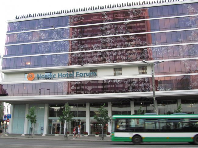 巨大なノルディック・ビュー・ホテル<br /><br />新市街のこのあたりのホテルは値段も手頃で便利そうだったので、滞在ホテルとして検討したところでした。<br /><br />翌日のタリン市内観光２日目です。<br />トームペアの丘に行った後、カドリオルク地区のクム美術館（エストニア国立美術館）に行きました。<br />第15日目の旅行記へとつづく。<br />