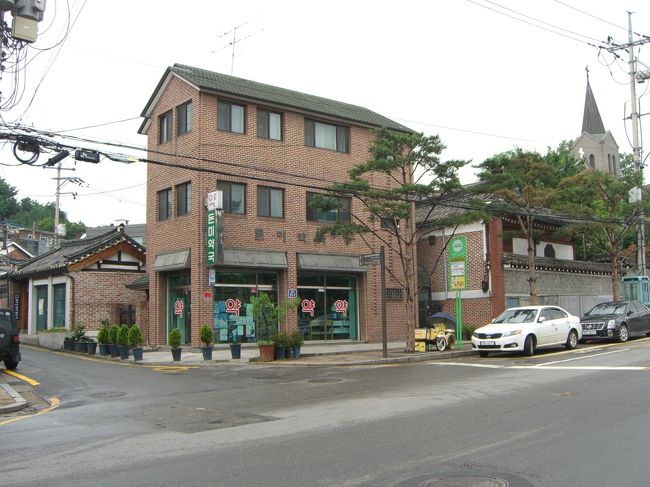 嘉会路（Kafero)を上り、トンミ薬局を左折。<br /><br />道なりに歩いていきますが、結構な上り坂です。