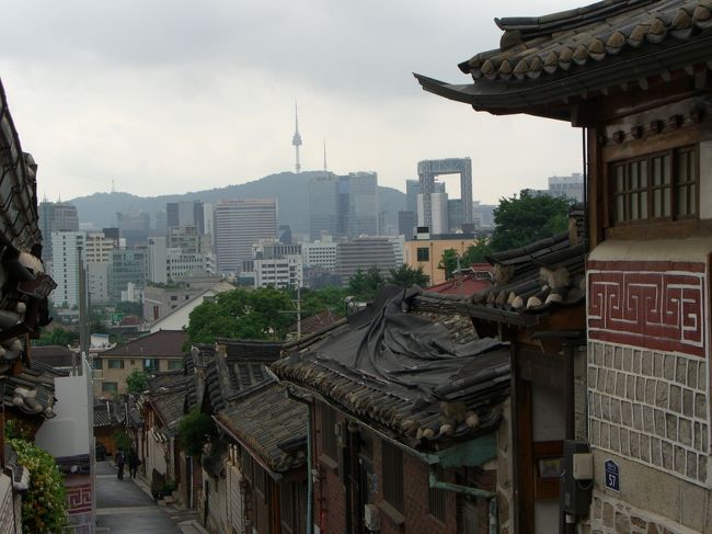 遠くに鐘路タワーと南山タワーが見えて、<br />時の差を感じます。<br />