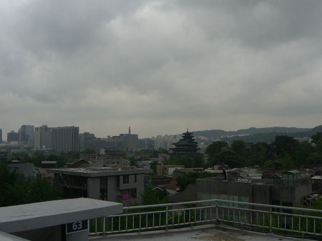 遠くに景福宮と国立民俗博物館の建物が見えます。