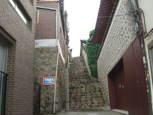 この会館横の路地を上ります。<br /><br />かなりの急勾配です(>_<)。