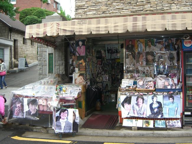 道なりに歩いて行くと…<br /><br />地元のおばちゃんに話しかけられながら、<br />「ここが冬ソナのユジンの家で〜」<br />「ここがチュンサンとユジンが通っていた高校で〜」<br />と色々説明をしてくれました。<br /><br />２００５年に母親と訪韓した際に冬ソナツアーに来た際にユジンの家は、<br />ドラマのままでしたが、現在は豪邸に変わっており、<br />チュンサンがタバコを吸った電柱も無くなってました！<br /><br />このおばちゃん、結局客引きで自分の店に観光客を引っ張りたかったみたい。<br />韓流スターに全く興味の無い私に色々接客してくれたのに申し訳ない。<br /><br />