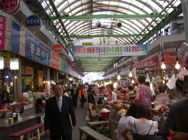 お腹もすいてきたので、地下鉄で１２９鐘路５街駅まで移動。<br /><br />広蔵市場で腹ごしらえ〜♪
