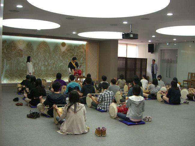 日本人の高校生が、グループに分かれて韓国伝統文化を学んでいました。<br /><br />こちらは伝統楽器（鼓）。
