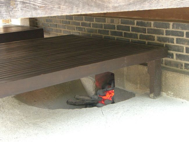 煙を床に流して、床暖を取っているんですね？