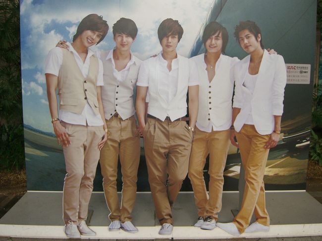 出国ゲート左側に韓流スターの等身大パネルがあったので、<br />これもファンの方たち同様に写真を撮りました。<br /><br />撮ったものの誰か分かりません…(^^ゞ<br />