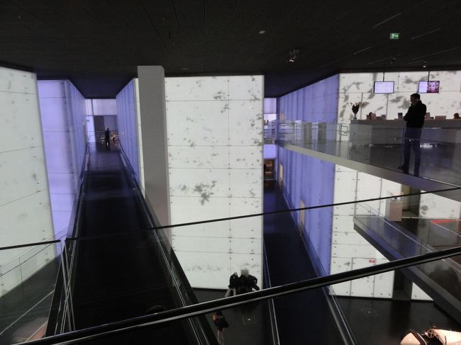 博物館にまず行きました。<br /><br />中はこんな風にブルーが基調のシンプルな作りです。<br /><br />メーカーによって本当にカラーが違いますね。<br />展示方法や内容も。<br /><br />