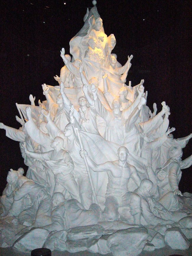 自由のオブジェ<br /><br />感想としては、知識が十分ではない人が来れば間違いなく反日になると思います。小学生とかが遠足で来てたけど、全員が日本嫌いになったと思う。