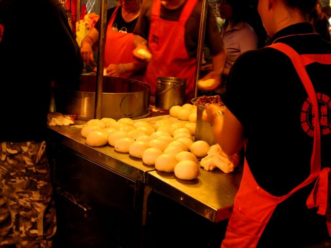 たくさんの人が並んでいて、ただよってくる匂いもいかにも美味しそうだった胡椒餅のお店。<br /><br />どんどん丸められていきます。<br /><br />