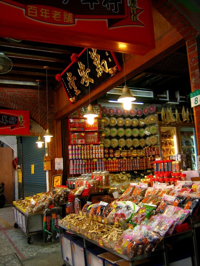 趣ある古い建物が立ち並ぶティーホワチエ。<br /><br />こういう乾物やお茶などのお店がずらっと並んでいます。<br /><br />