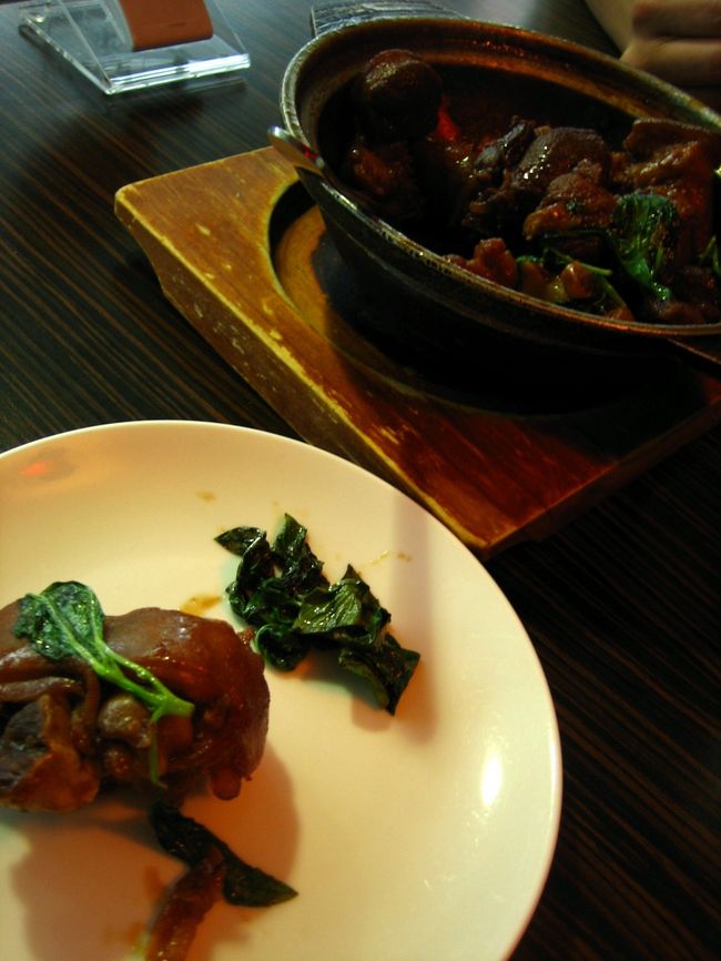 道中、美味しいものは山ほどあったのですが、<br />食べることに一生懸命でほとんど写真がなく・・・<br />あまり紹介できず、残念な結果になりましたが、<br />食べたものはぜーんぶ美味しかったです。<br /><br />私の知ってる台湾の食べ物、飲み物、全部好き！<br /><br />写真は豚足です。<br /><br />