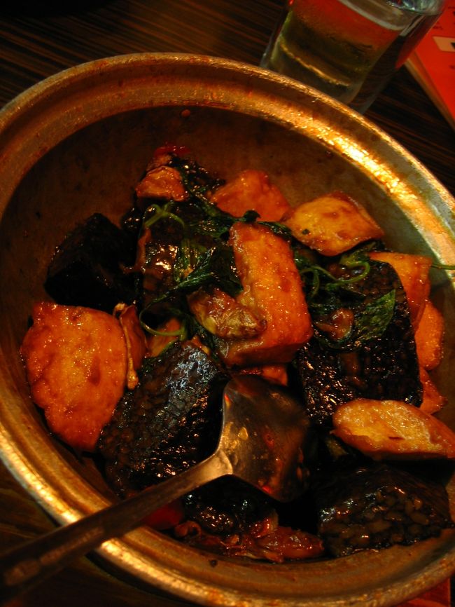 これは臭豆腐と、豚の血と米を固めたものの炒め物。<br /><br />とっても美味しかったです。<br /><br /><br /><br />ということで、初台湾、良い経験ができました。<br /><br />謝謝台湾。