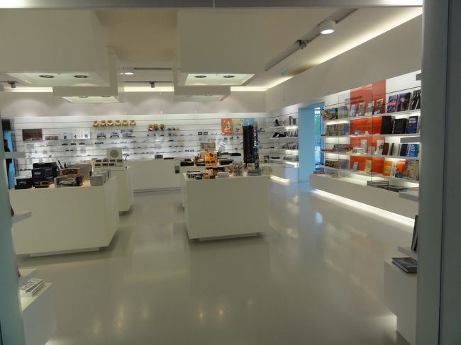 ショップももちろんあります。<br /><br />上のイセッタのおもちゃも可愛かったです。