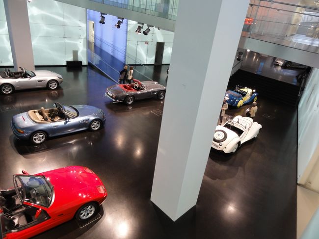 オープンカーばかり集めた展示もあります。<br /><br />日本車ってオープンカー殆どないですよね・・・<br />自動車文化がないんでしょうね・・・