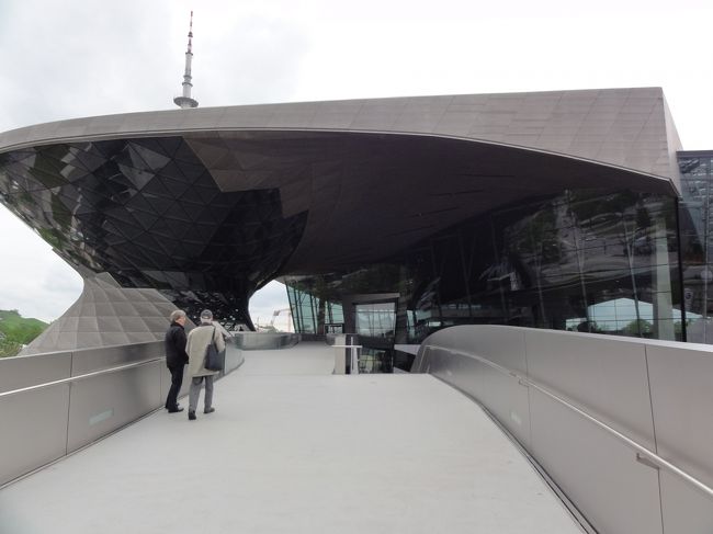 歩道橋を渡ってＷｅｌｔに行きます。