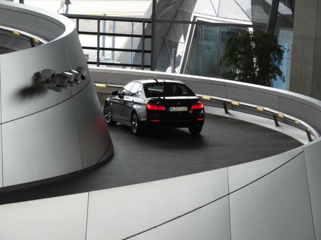 スロープを下りていくと・・・外に出られるようです。<br /><br />ここ走っている時って気持ちいいでしょうねぇ・・・<br /><br />ドイツ国内、時には隣の国からわざわざここに来て<br /><br />アウトバーンを走って帰るなんて、羨ましいと思います。