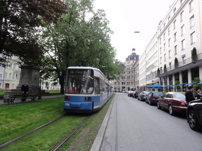 目の前をトラムが通っています。