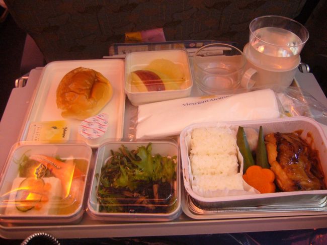 機内食。<br />まー特においしくもなく、まずくもなく。