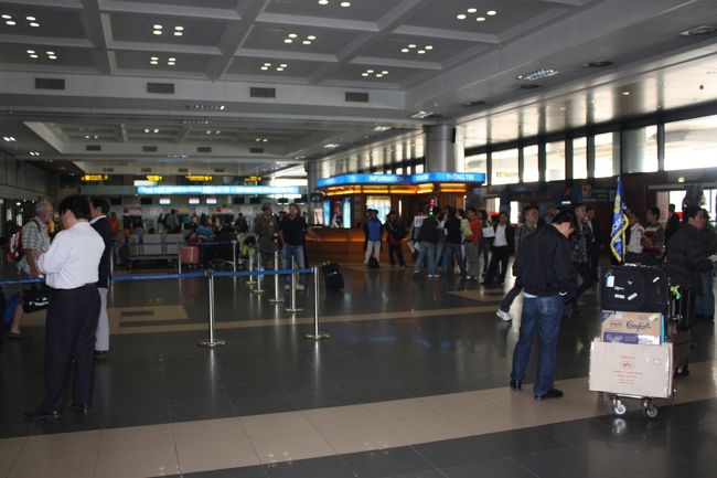 空港到着。<br />空港からハノイ市内まではタクシー移動。<br />怪しげな男が安くで連れて行くと言われたので、タクシーと言う名の乗用車に乗り込むと、走ること10分。。。<br />大きなゲートの所で、『ハノイ市内に入るには追加料金がかかる』とか、訳わからんこと言い出すから、無視してたら、結局ゲートのところで降ろされた....まあお金結局払わなかったからいいけど。<br />その後、普通のメータータクシーに乗ってハノイ市内まで行きました。<br />あんまり無茶しても良いことはないな