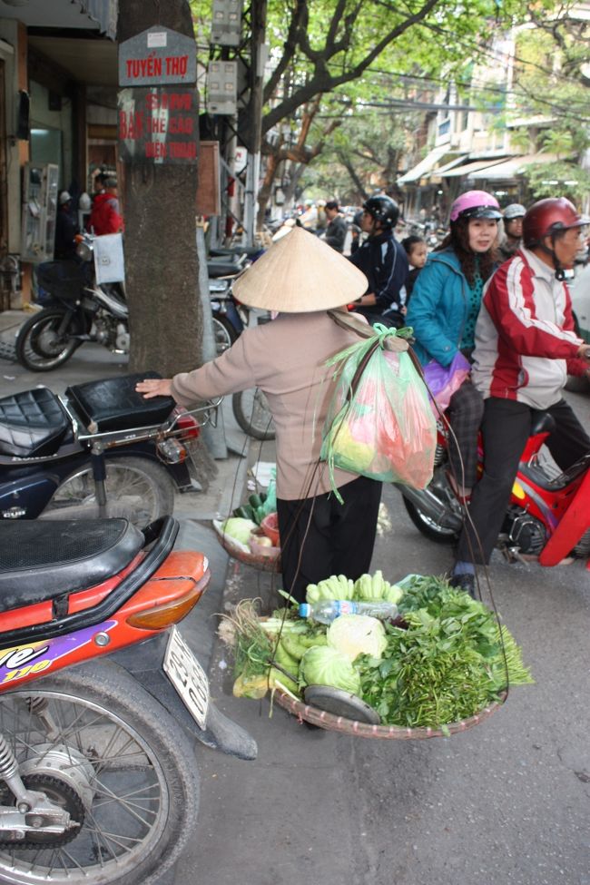 ゲストハウスに荷物を置き、ハノイ市内をぶらつく。