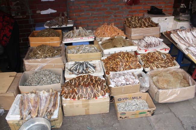 乾物屋<br />するめの匂いが半端ない。。。<br />こん棒で叩きまくってた