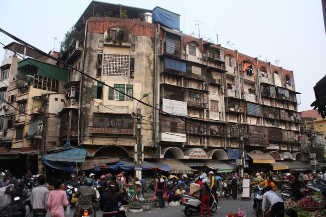 今にも崩れそうな建物。