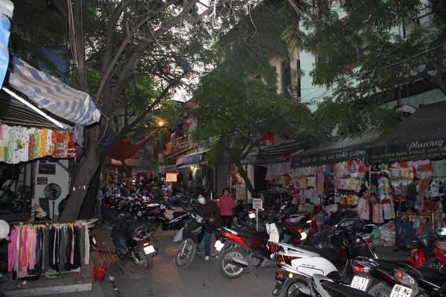 路地を覗くと、タクシーだらけ。。。<br />もちろん道路もタクシーだらけ。