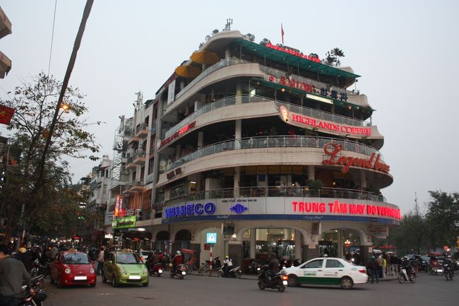 ホアンキエム湖近くの建物。<br />ちょっとかっこいい