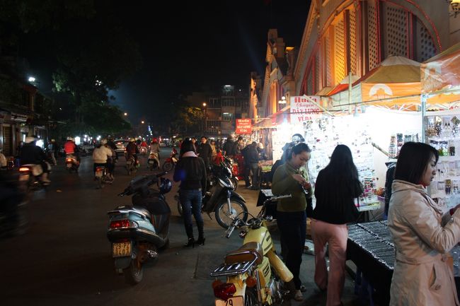 ドンスアン市場。<br />夜はナイトマーケットに変わってた。<br />IPHONEのカバーだのフィギュアだの服だの、若者向けストリートに。<br /><br />１日目たいしたところには行かなかったけど、ハノイ市内をグルグルしてました。<br />明日はハロン湾クルーズです。