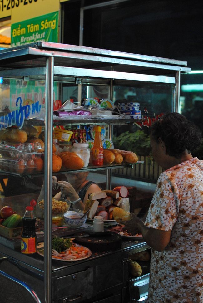 こちらはフランスパンの中にベトナム風の具（ハムとか練り物っぽのとか）をはさんだバインミー。<br />これがまた小腹が空いた時にいいんだな〜。