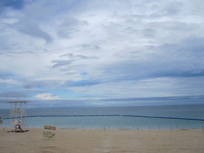 残波ビーチです。<br />遊泳区域は狭いですね。