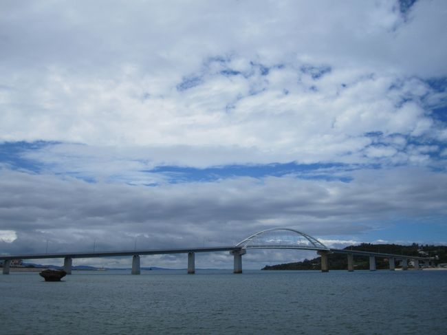 瀬底大橋をちょっと遠くから見た所です。