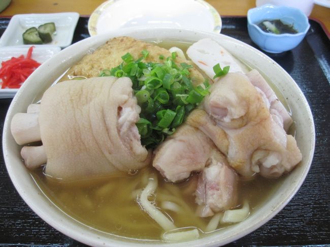 私は、本日のおすすめになっていたてびちそばを頼んでみました。550円。<br />てびちはとてもやわらかいのですが、味がほとんどついていないのでちょっと抵抗がありました。<br />