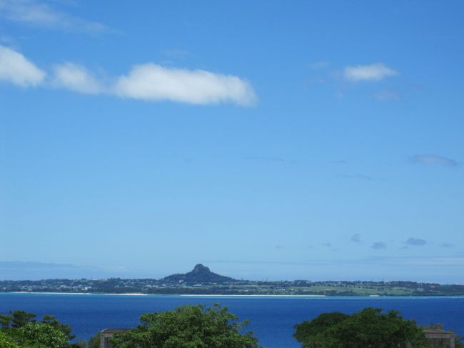 海洋博公園にきました。<br />見て下さい、この青空。<br />伊江島もよく見えます。