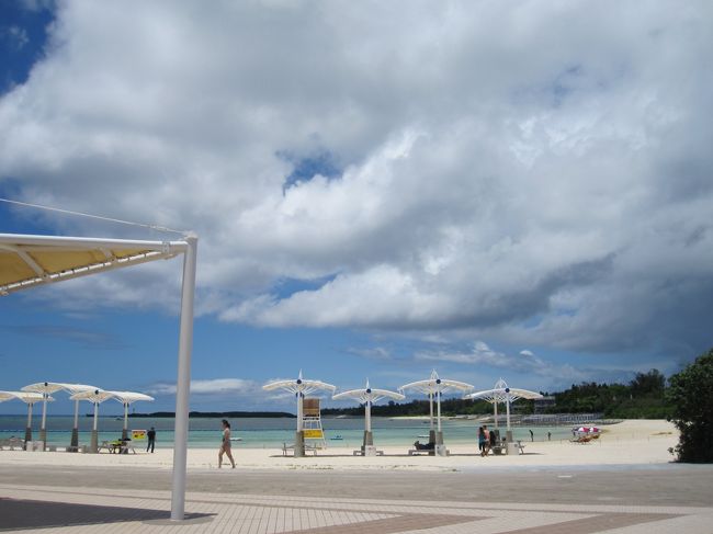 初めて来ました、エメラルドビーチ。<br />ビーチなので目を明けていらない程眩しいです。<br />水着で泳いでる人もいました。