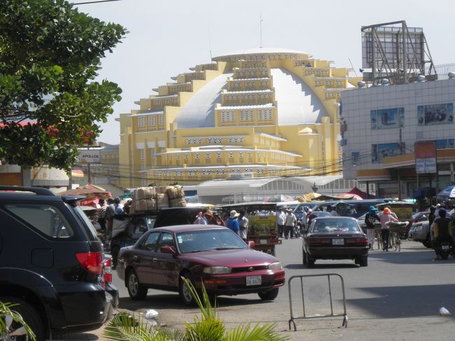 ３回目のプノンペンですが、まず、ホテル近くのセントラルマーケットに行きました。街の中心です。