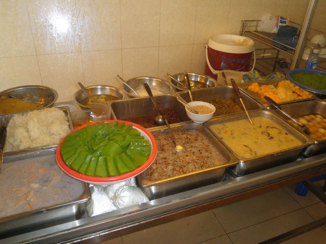 次は、セントラルマーケット近くの甘味所へ、ガイドブックに載っているクメール・デザートに。案外簡単に発見。ココナッツカレーとライス、そして、甘味で約６５００リアル。安いしおいしい！