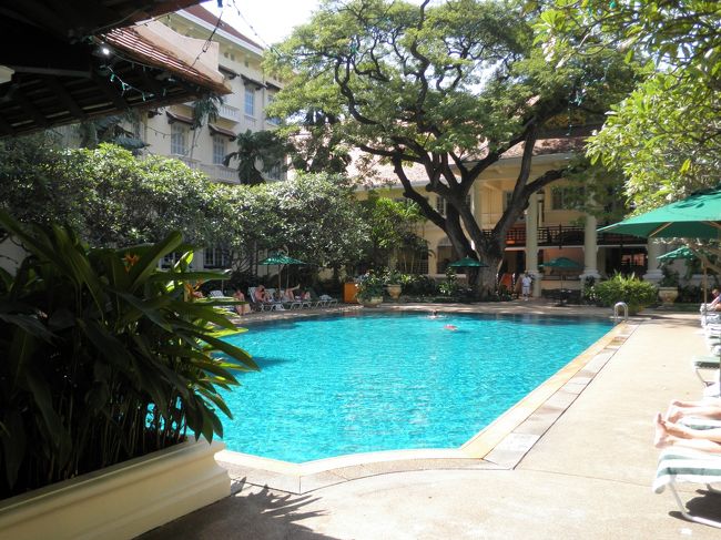 有名な、ラッフルズホテルのプールです。ちょっと悲しくホテル見学。こんなところに泊まれたらな〜