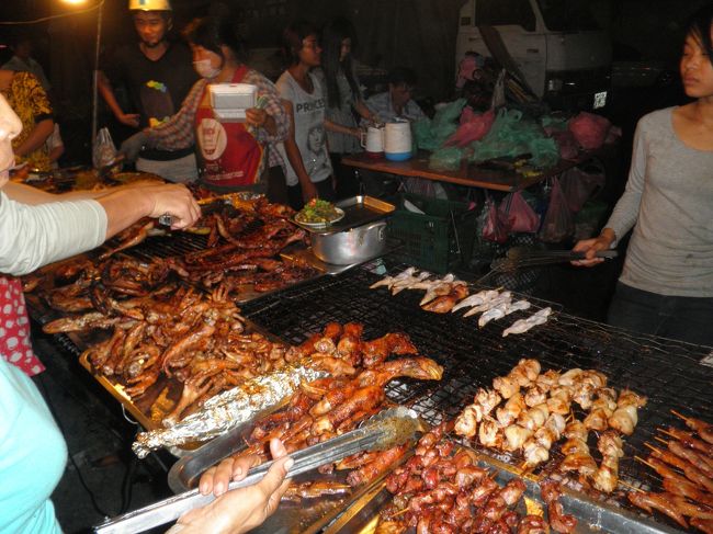 夜は、屋台です。オルセーマーケット周辺の屋台に行きました。とても広く、人々の活気を感じます。まず、焼き鳥から。